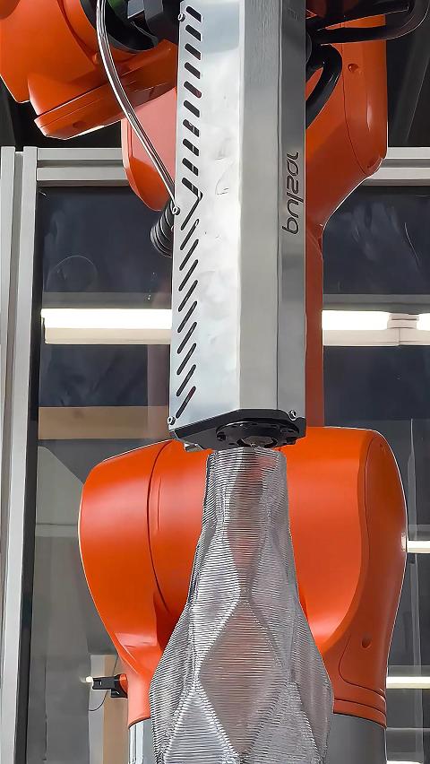 大，才是硬道理！KUKA五轴机械臂搭载工业级颗粒挤出头