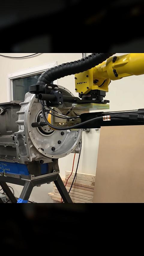 机器人打螺丝？自动化发动机壳体扭矩装配工业机器人