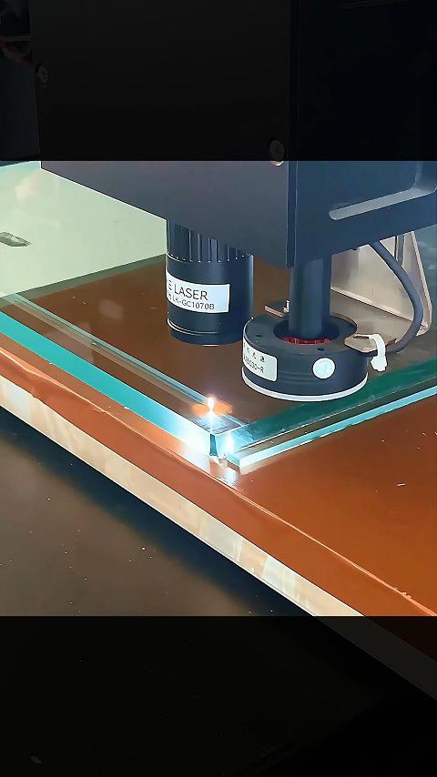 告别边缘塌陷！皮秒激光切割玻璃无裂痕零崩边