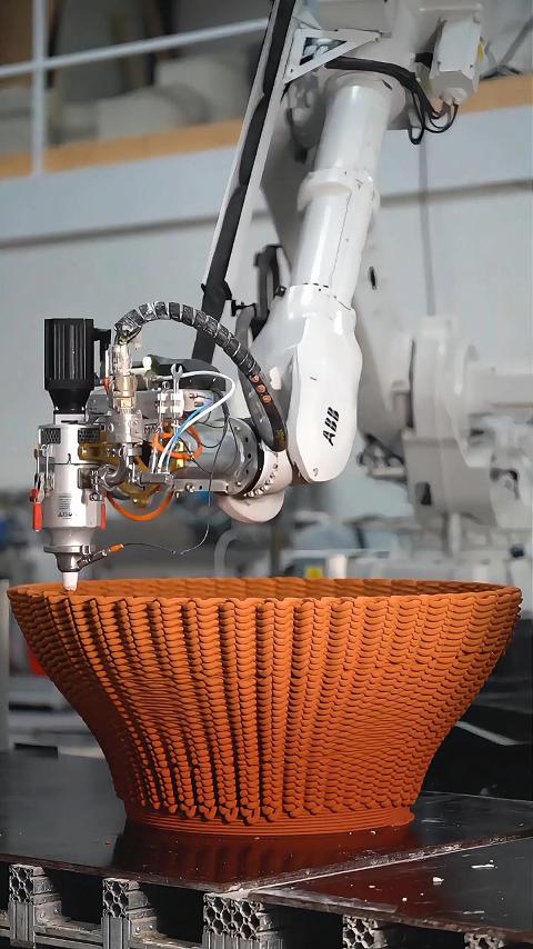 1.5小时打印的1.5米高艺术花盆！3D混凝土技术重塑户外景观