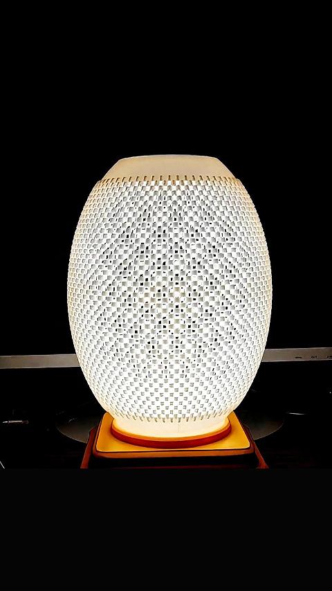 原创AI蛋壳小模型 轻松生成超简约镂空灯饰设计