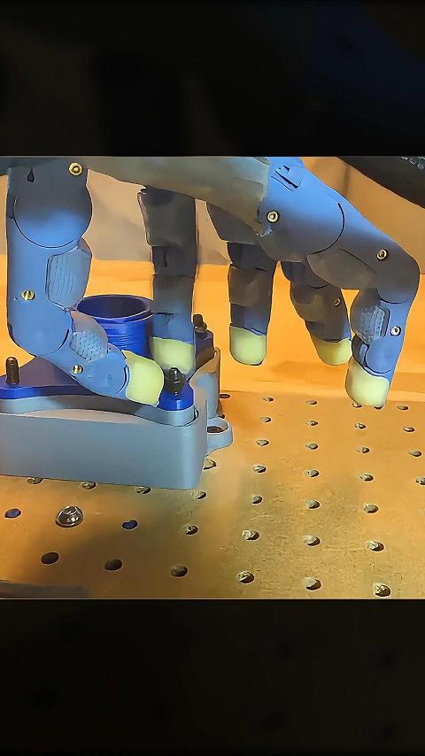 为人工智能而生的机械手 低成本硬件×AI控制