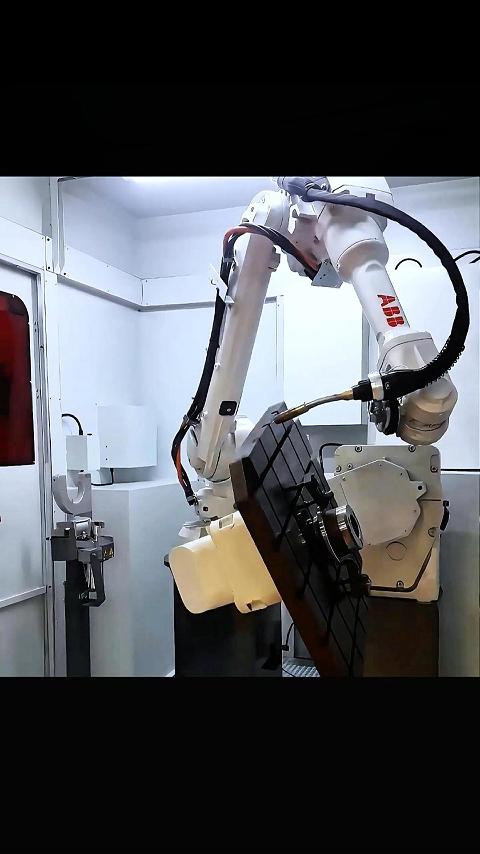 无需干预，他和他自己就可以玩得很嗨